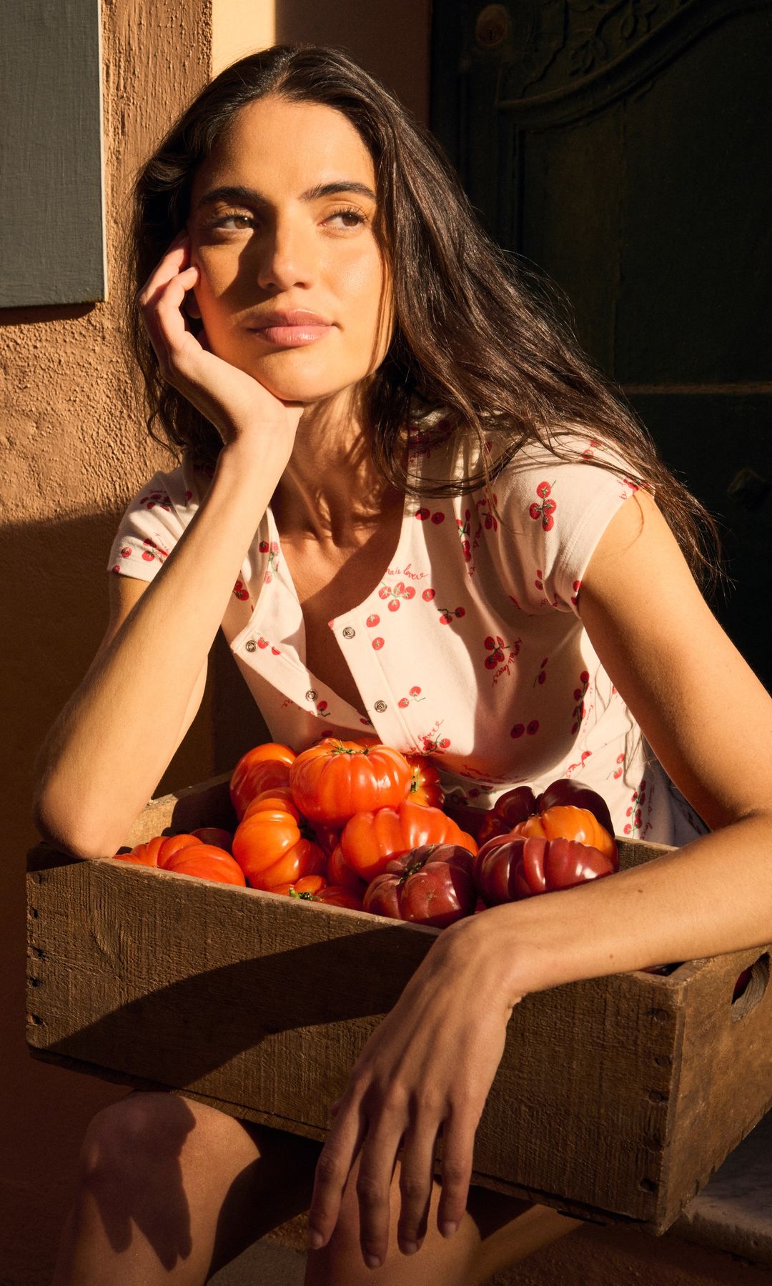 Mujer con una caja de tomates