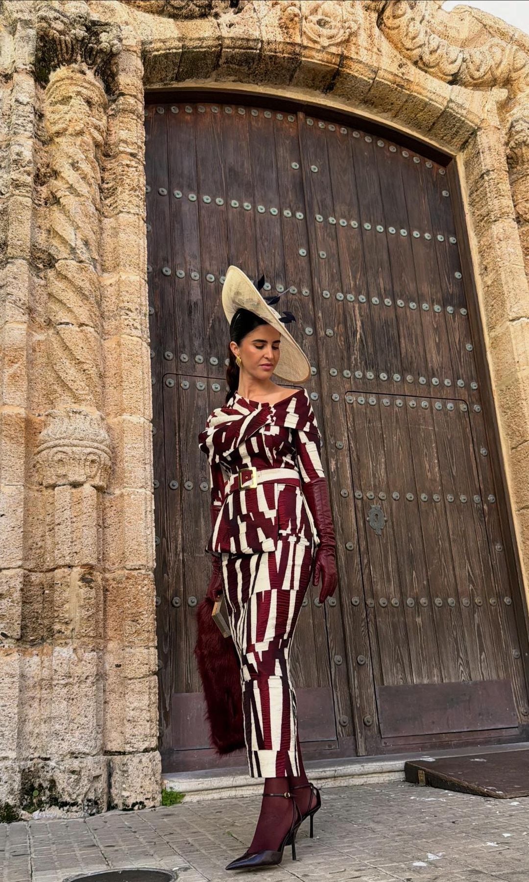 Invitadas a bodas con guantes largos