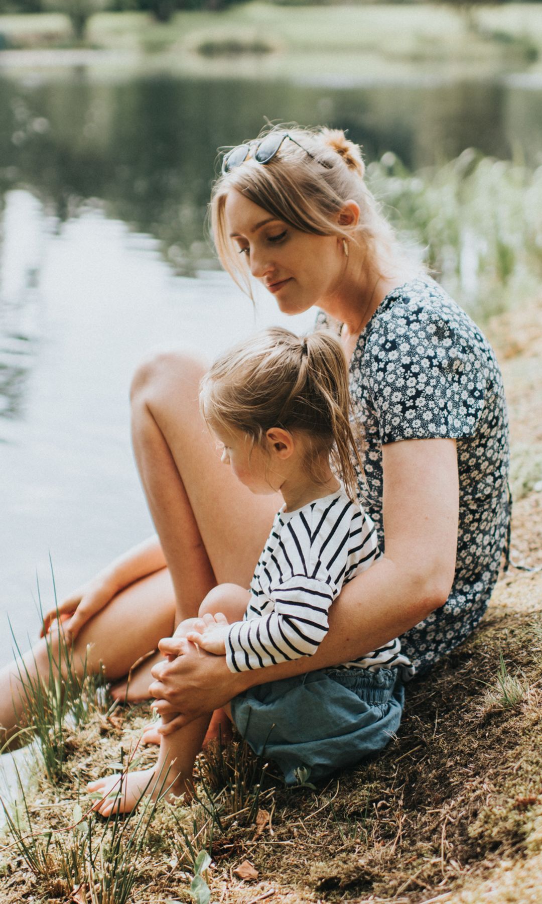 madre e hija junto a un lago