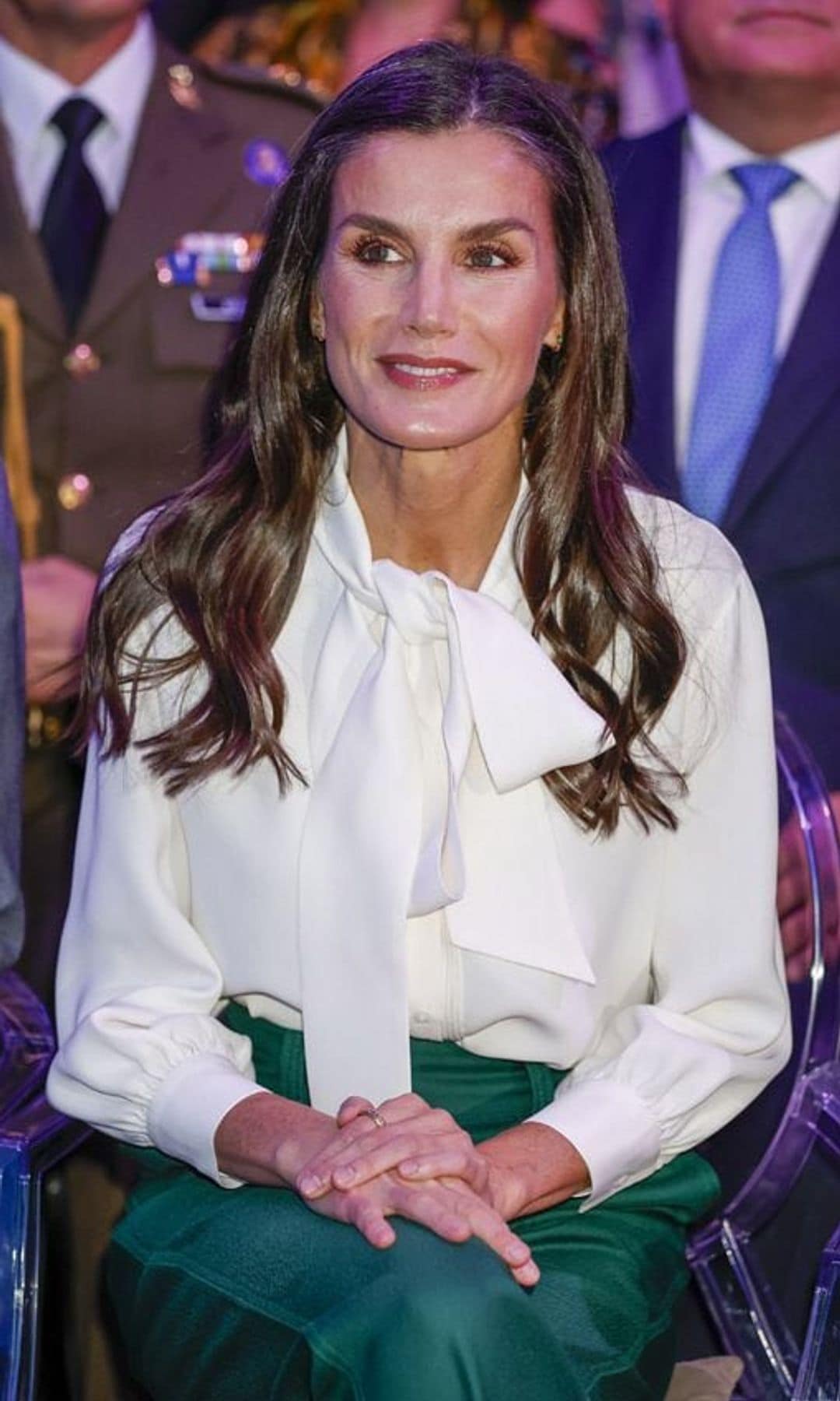 La reina Letizia en noviembre de 2017 con una blusa con lazada al cuello