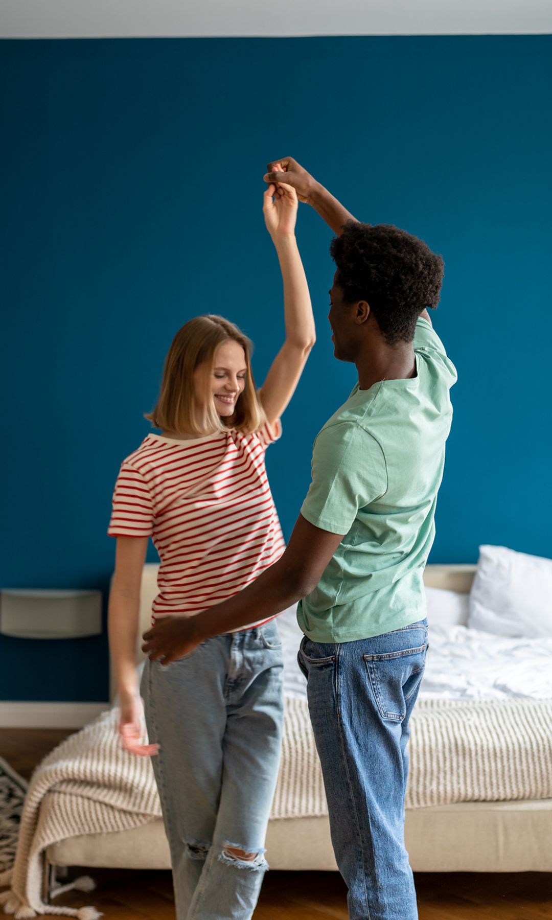 pareja feliz bailando en la habitación de su casa