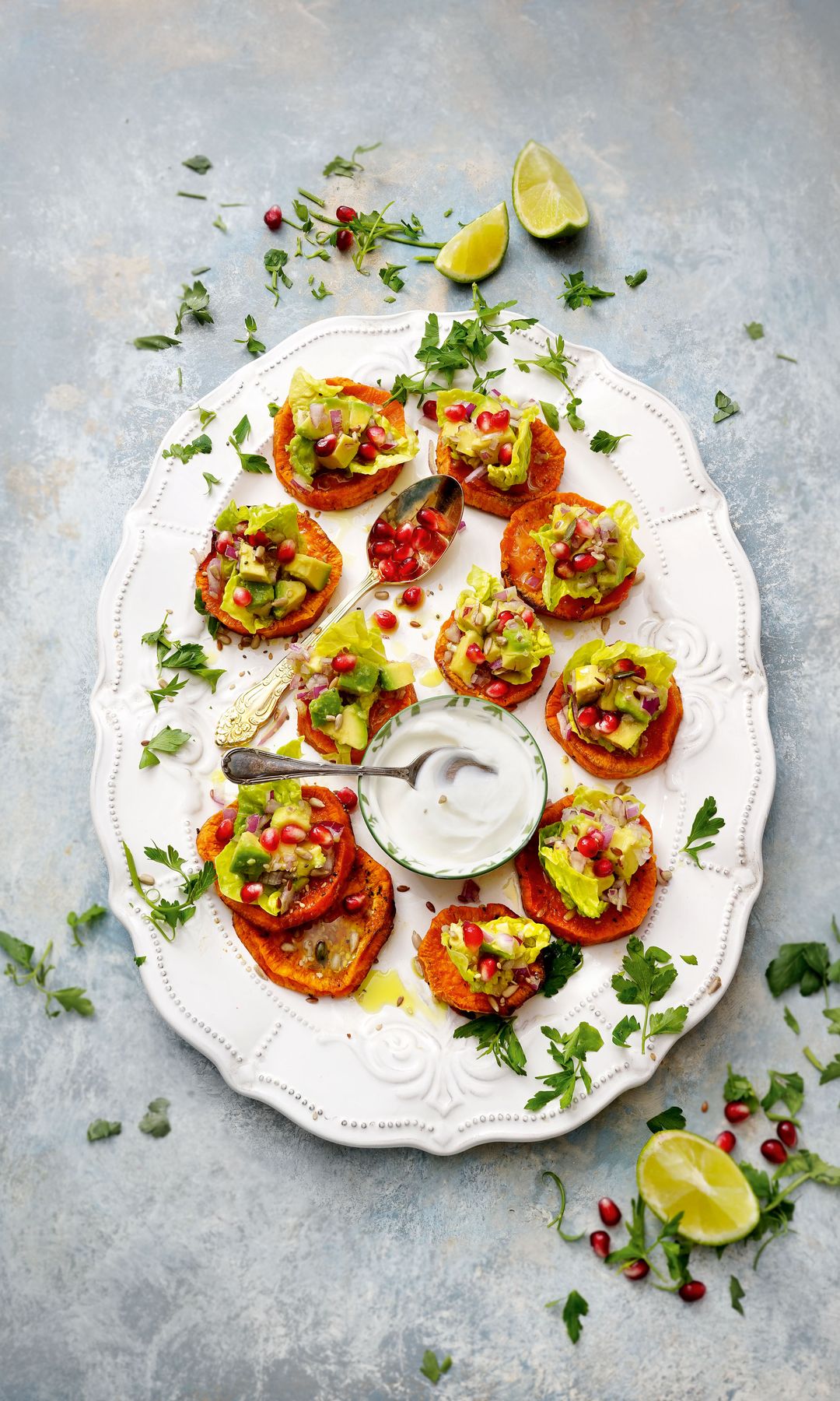 Canapés de boniato asado con tartar de aguacate y granada