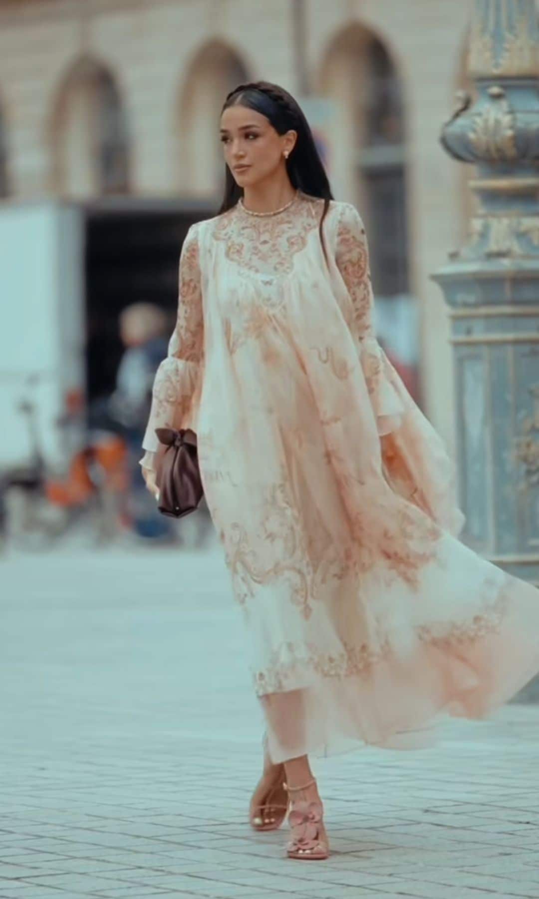 Para esta ocasión, Ale Capetillo optó por un look más romántico y bohemio firmado por Zimmermann