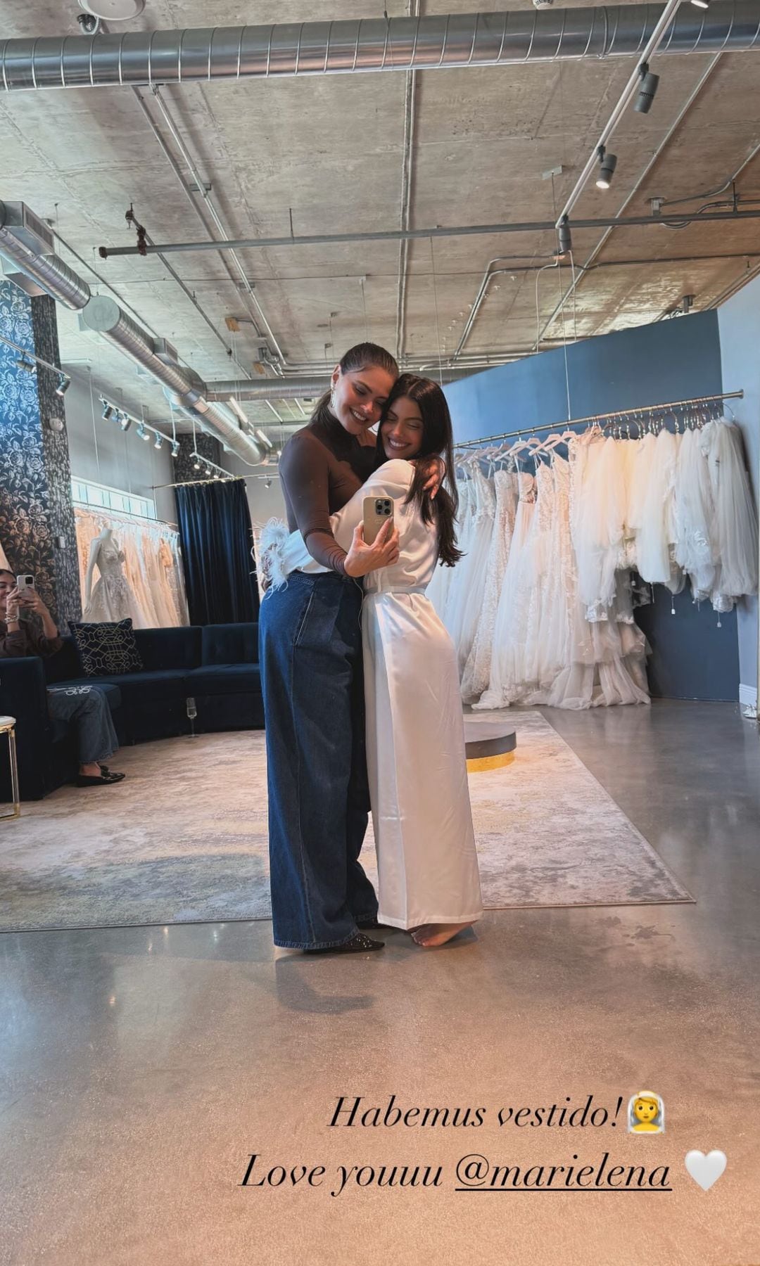 'Chiqui' Delgado y su hija Marielena celebraron que por fin encontraron el vestido soñado de la joven.