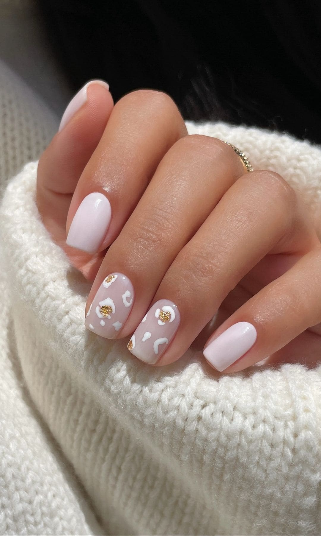 Manicura con detalles dorados