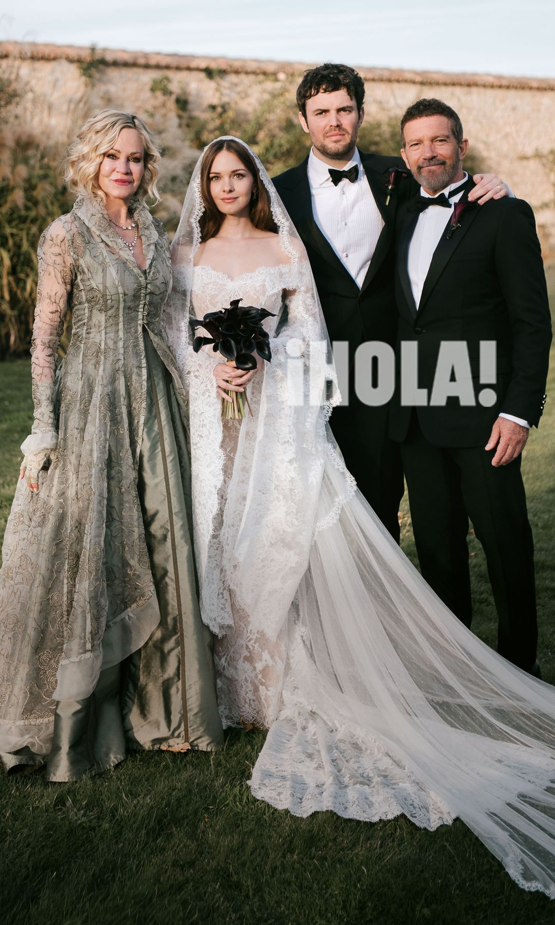 Los recién casados, con los padres de la novia. Alex Gruszynski, que llevaba un esmoquin clásico de Ralph Lauren, y Stella se conocen de una vida, ya eran amigos con cuatro años, y su amistad se convirtió "en algo más" cuando se convirtieron en adolescentes. Al igual que Antonio, Alex también llevaba una cala negra en su solapa