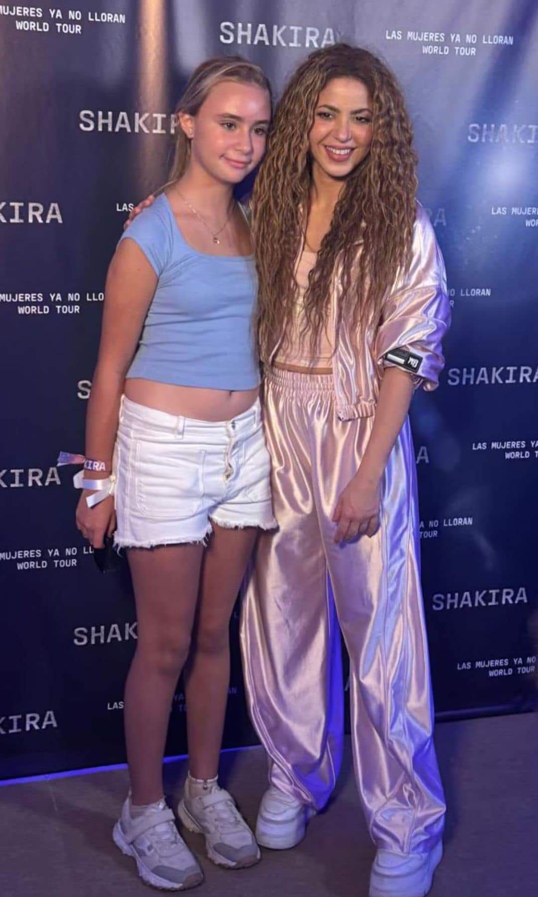 Shakira y Zulu, hija de Antonio de la Rúa, mantuvieron un lindo encuentro tras bambalinas