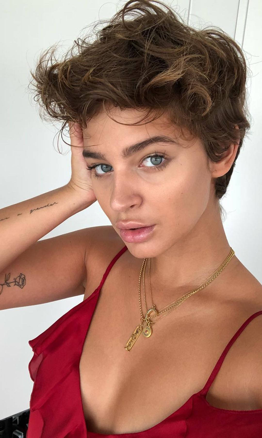 Laura Escanes con pelo corto y rizado