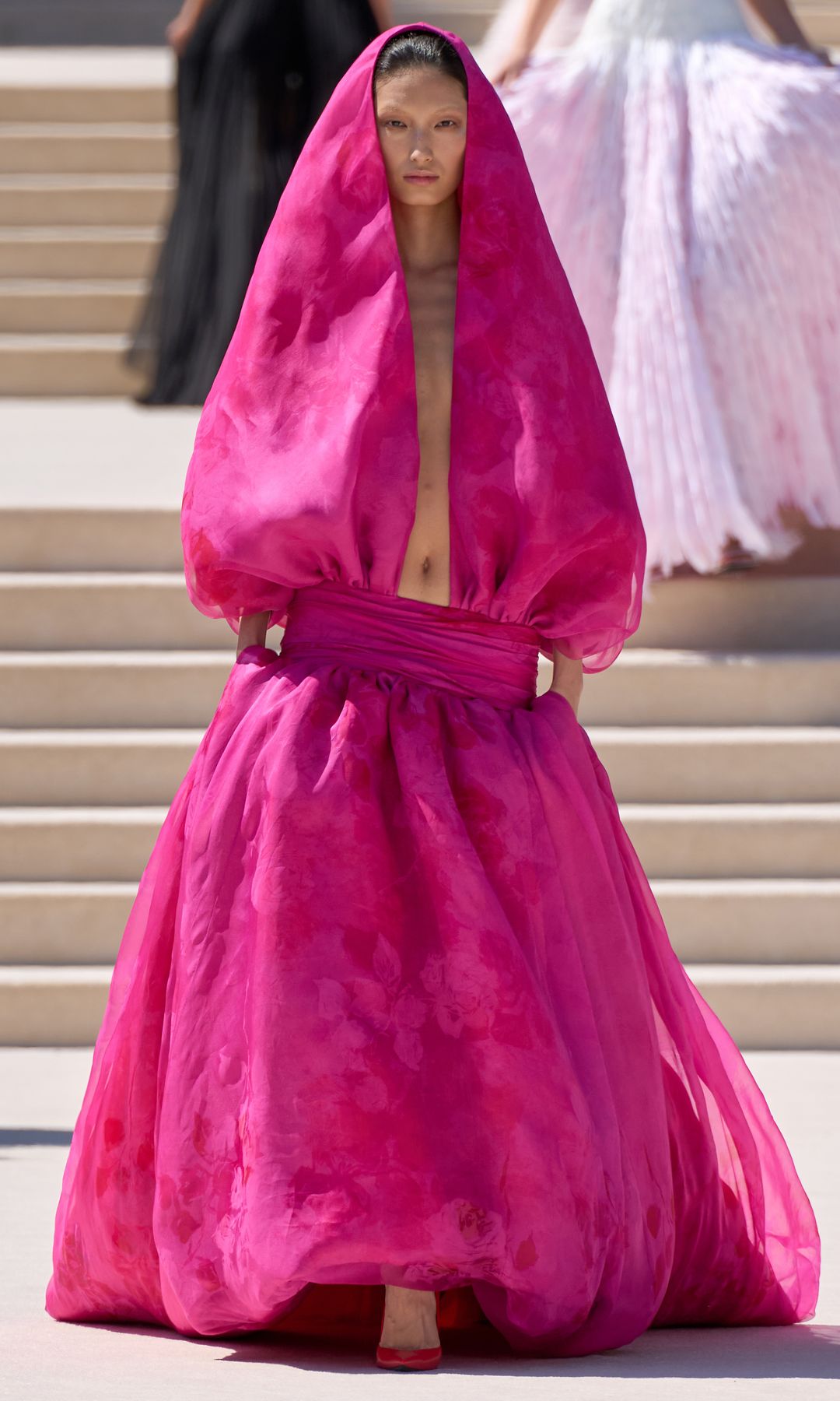 El emocionante debut de Pierpaolo Piccioli en la Alta Costura de Balenciaga: referencias a Cristóbal, capas de plumas y un bolso con miles de cristales