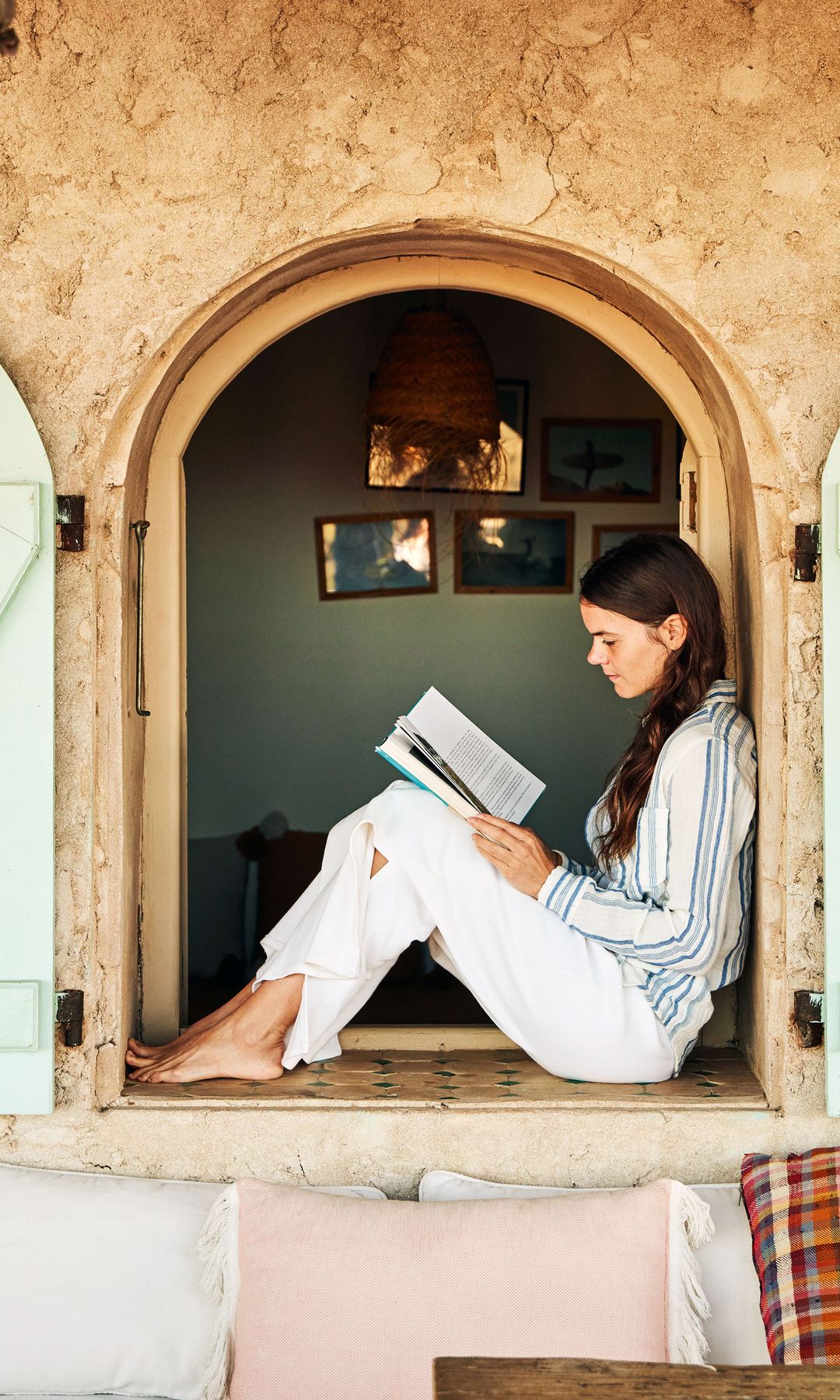 Mujer descansando y leyendo su libro favorito