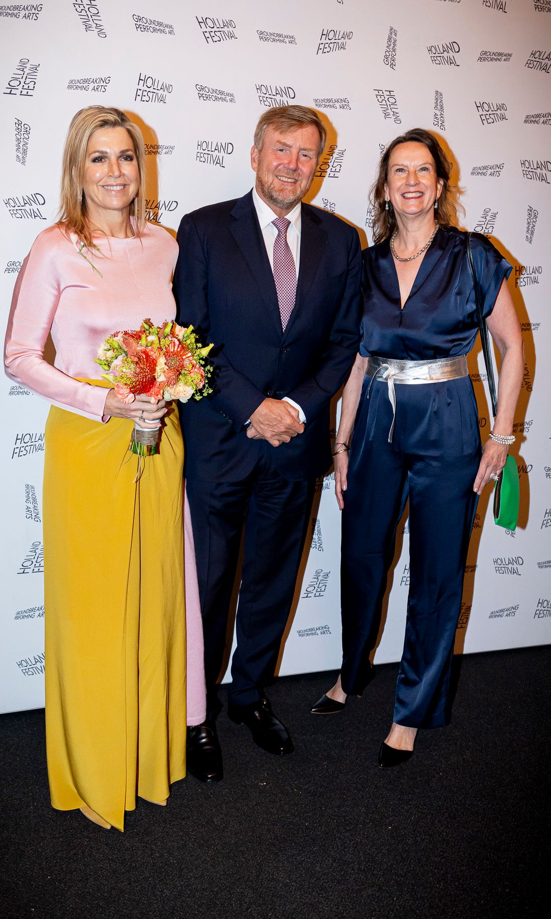 Máxima de Holanda con falda amarilla y top rosa