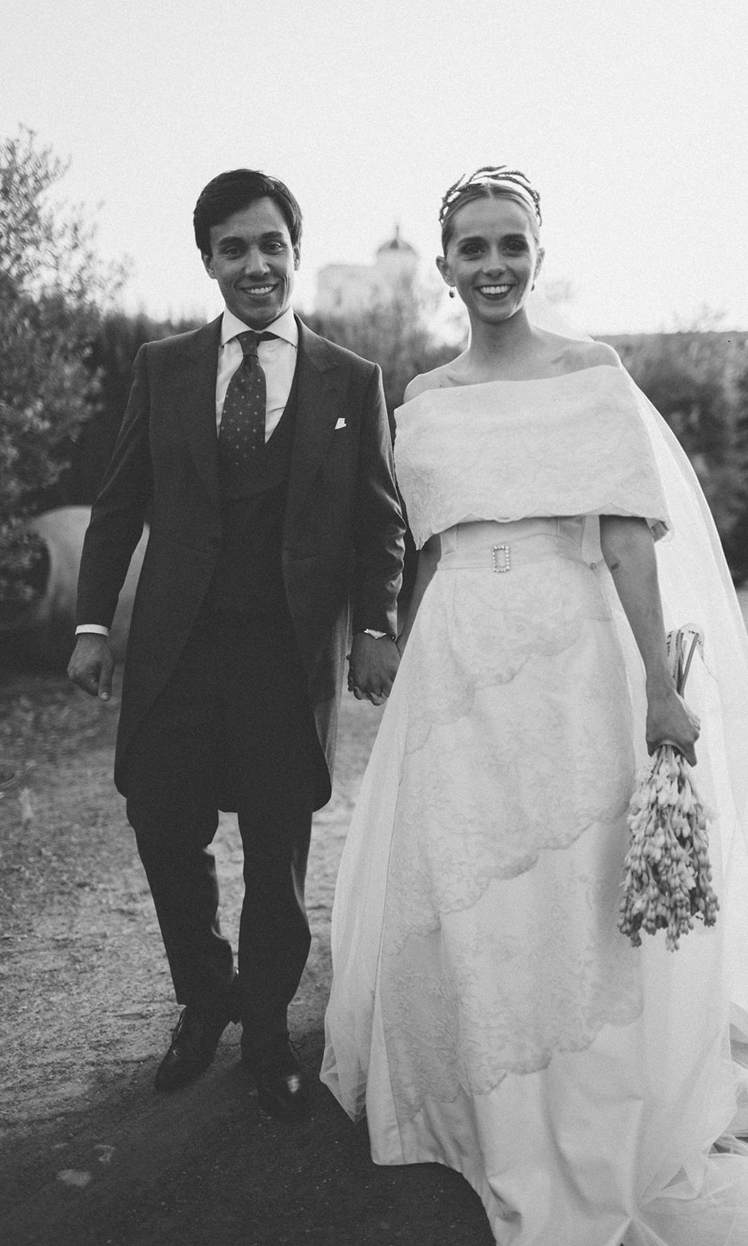 Look de novia de encaje, tul y cinturón