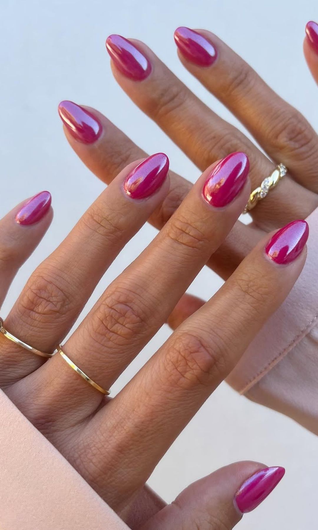 Manicura rosa en efecto cromado
