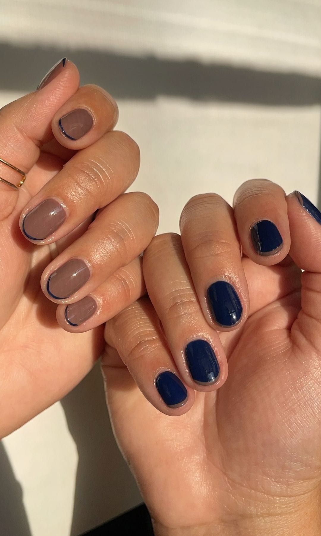 Manicura francesa marrón y azul