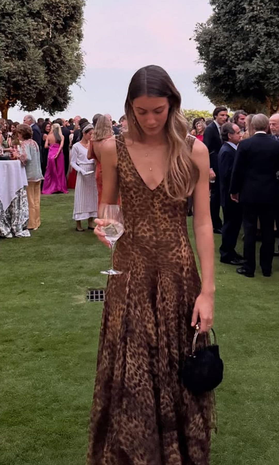 Martina Figo con vestido animal print en una boda