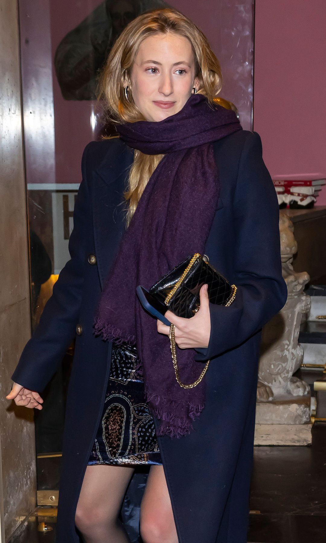 La nieta de Alberto, Gabriela, saliendo de la fiesta de cumpleaños de su abuelo 