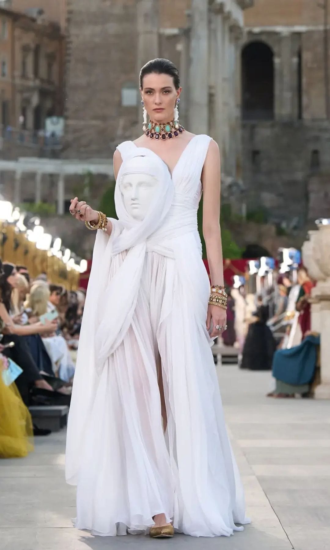 Lady Kitty Spencer, como una diosa romana en Brasil, deslumbra con Alta Joyería  