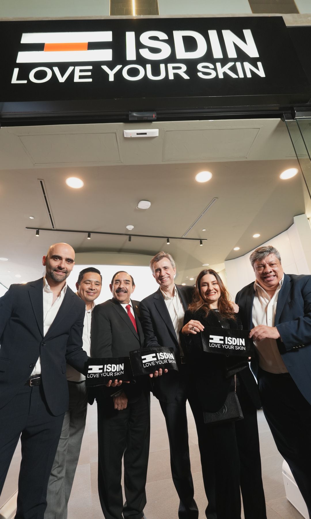 Alejandro Manchón, Director Internacional ISDIN / Omar Sánchez, Director Comercial ISDIN México / Dr. Jorge Ocampo, Dermatólogo con especialidad en cirugía dermatológica  / Juan Naya, CEO ISDIN / Gabriela Lizárraga, Directora Marketing ISDIN México / Enrique Alonso, Director Norteamérica ISDIN.