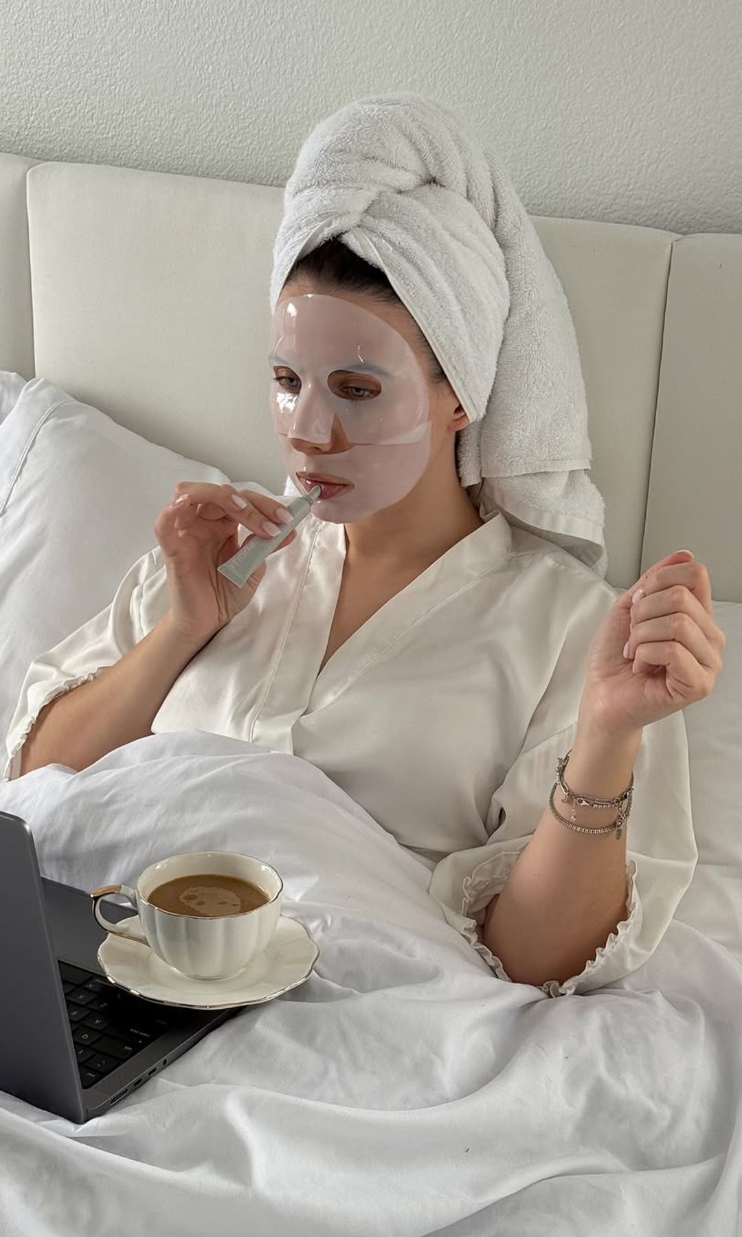 Mujer con mascarilla facial en la cama