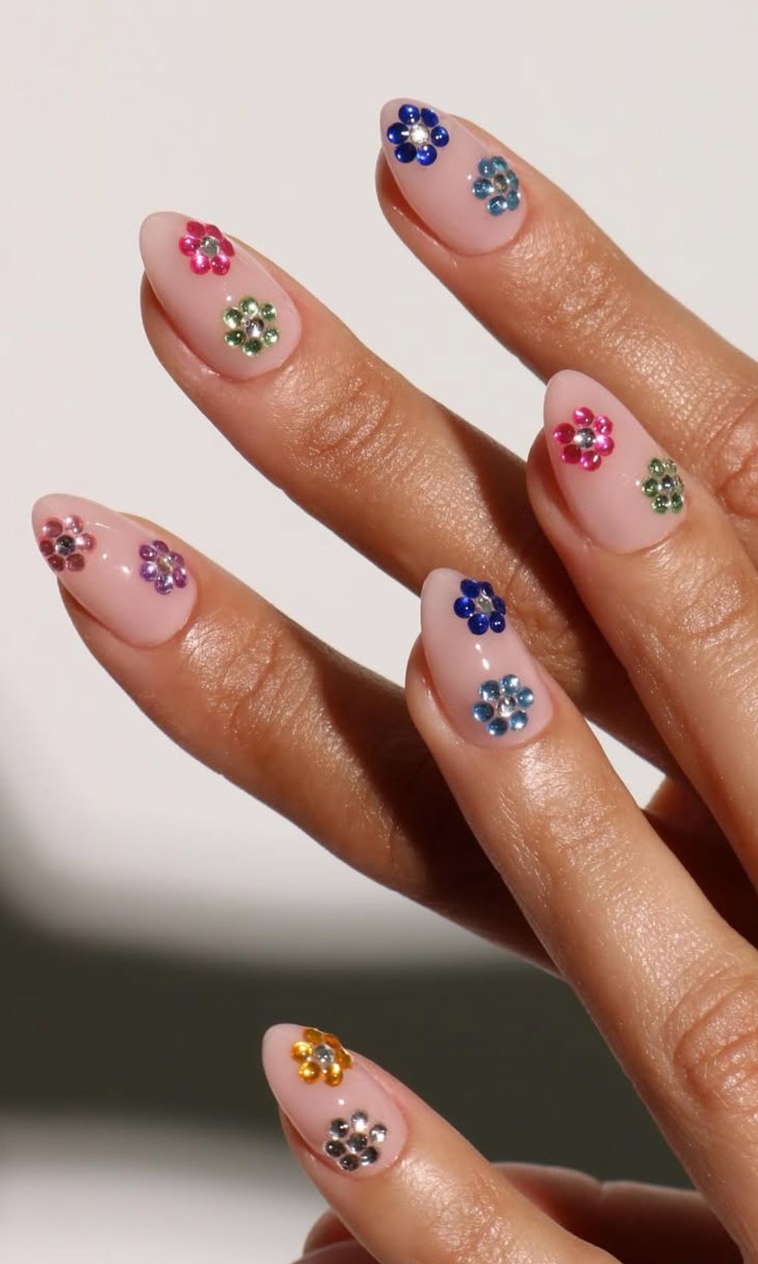 Manicura de brillos floral