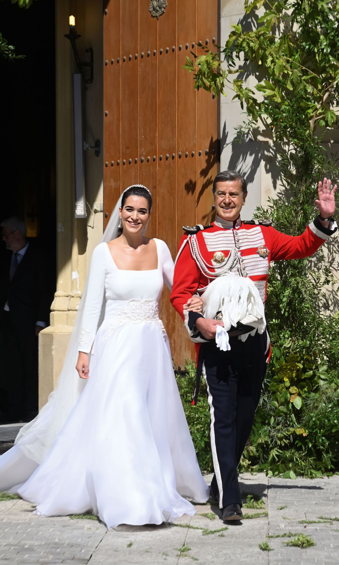 Cayetano Martínez de Irujo y Bárbara Mirjan saliendo de su boda