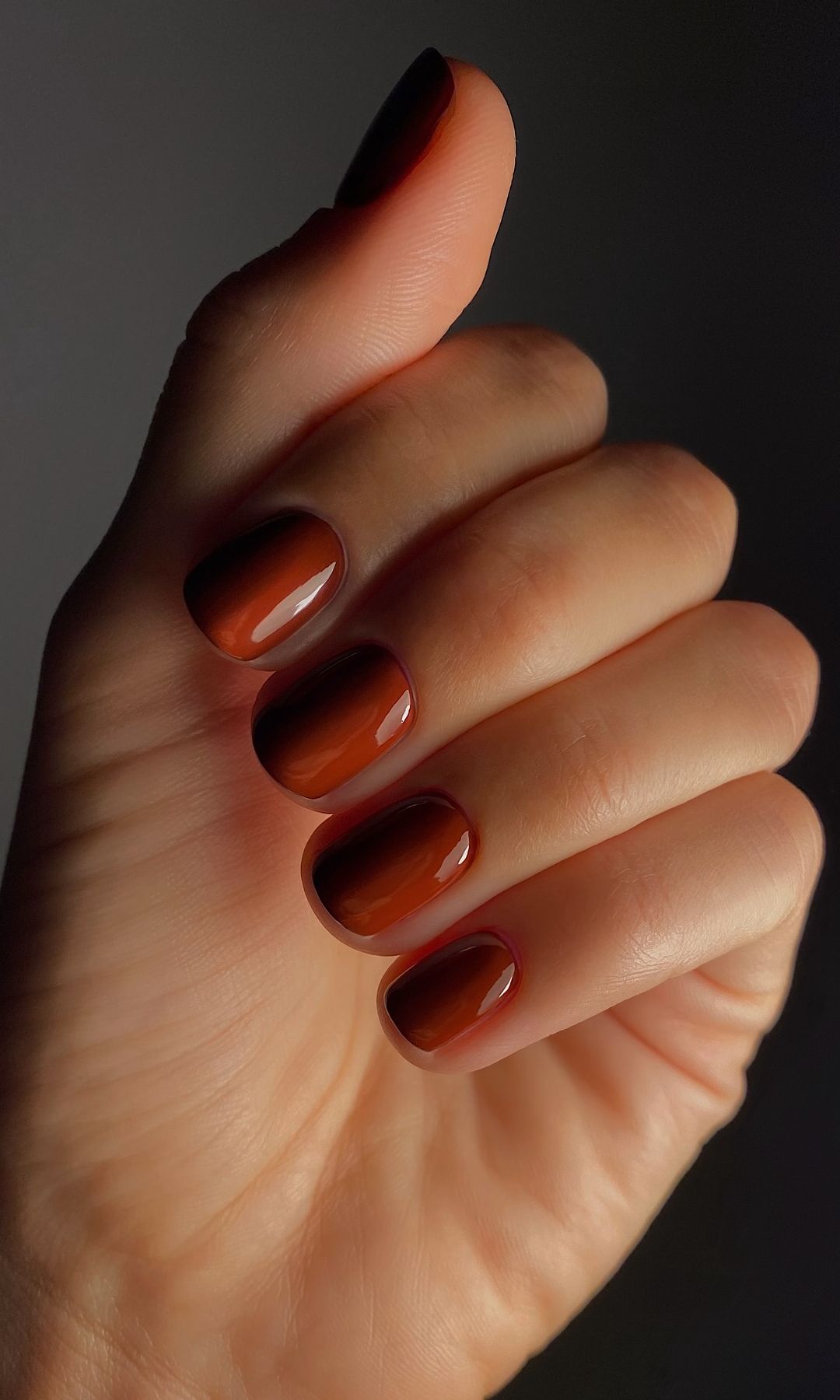 Manicura en color ámbar