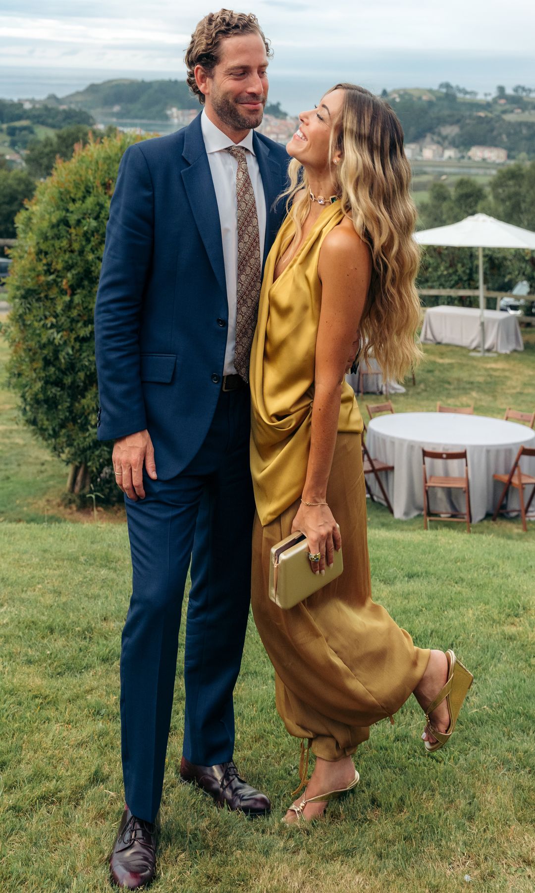 Look de invitada en una boda en Asturias con conjunto de Bimani