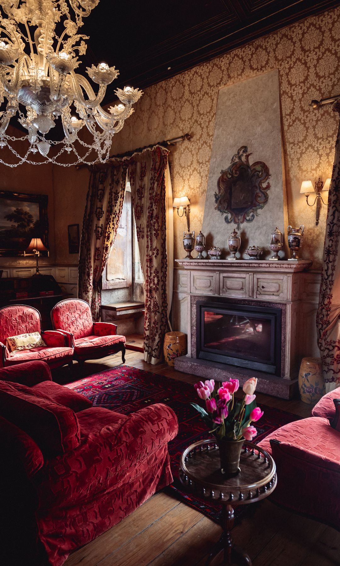 Refugio secreto: un vino frente a la chimenea, hundidas en los viejos sofás de terciopelo, es el plan preferido de Sara y Anita cuando se escapan a su ‘palazzo’ portugués