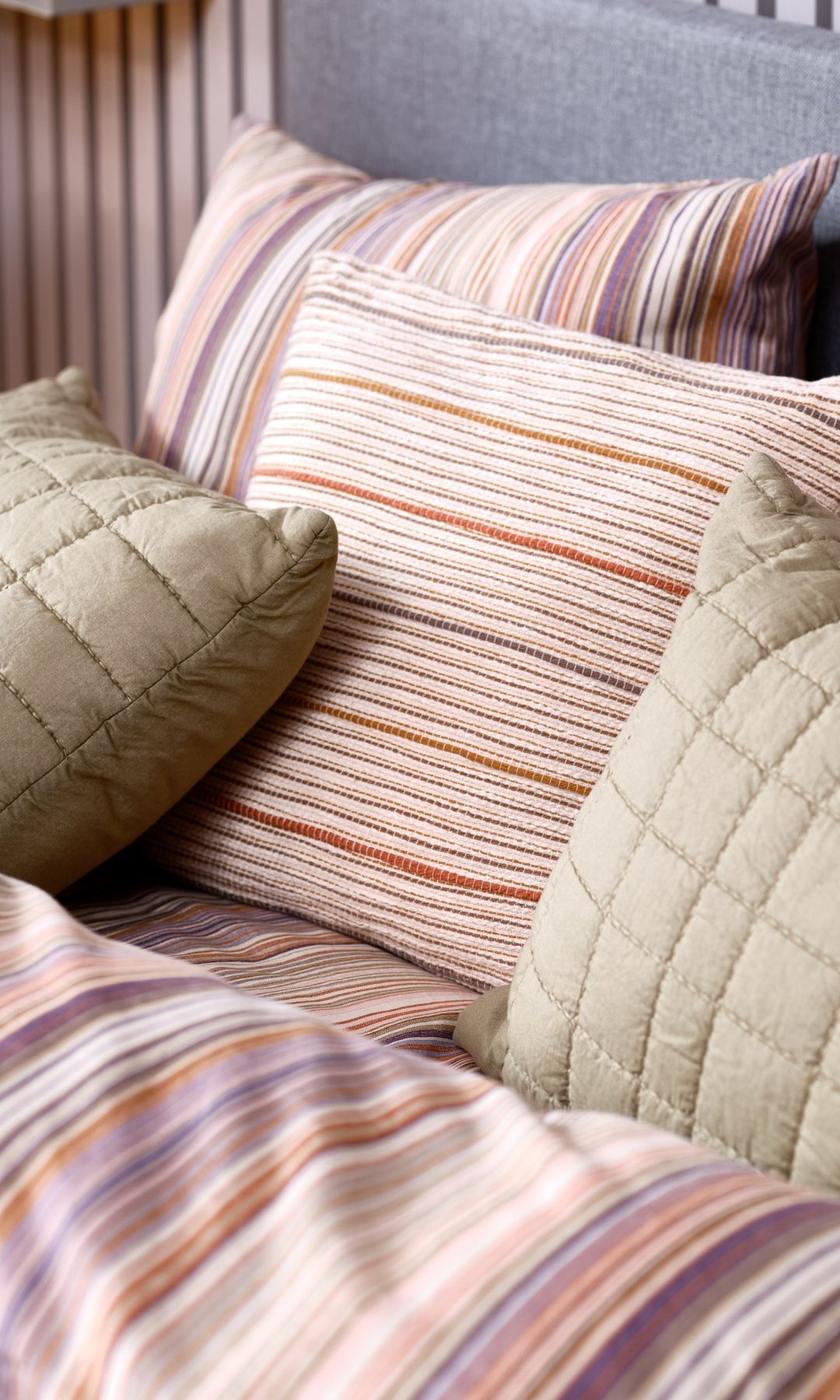 Detalle ropa de cama multi raya
