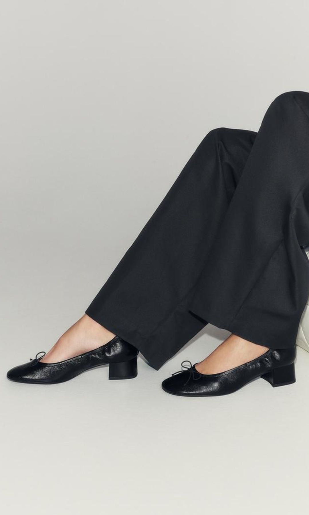 Bailarinas de piel color negro con detalle de lazo, puntera redonda clásica y tacón grueso (disponible en Zara pro 39,95 euros)