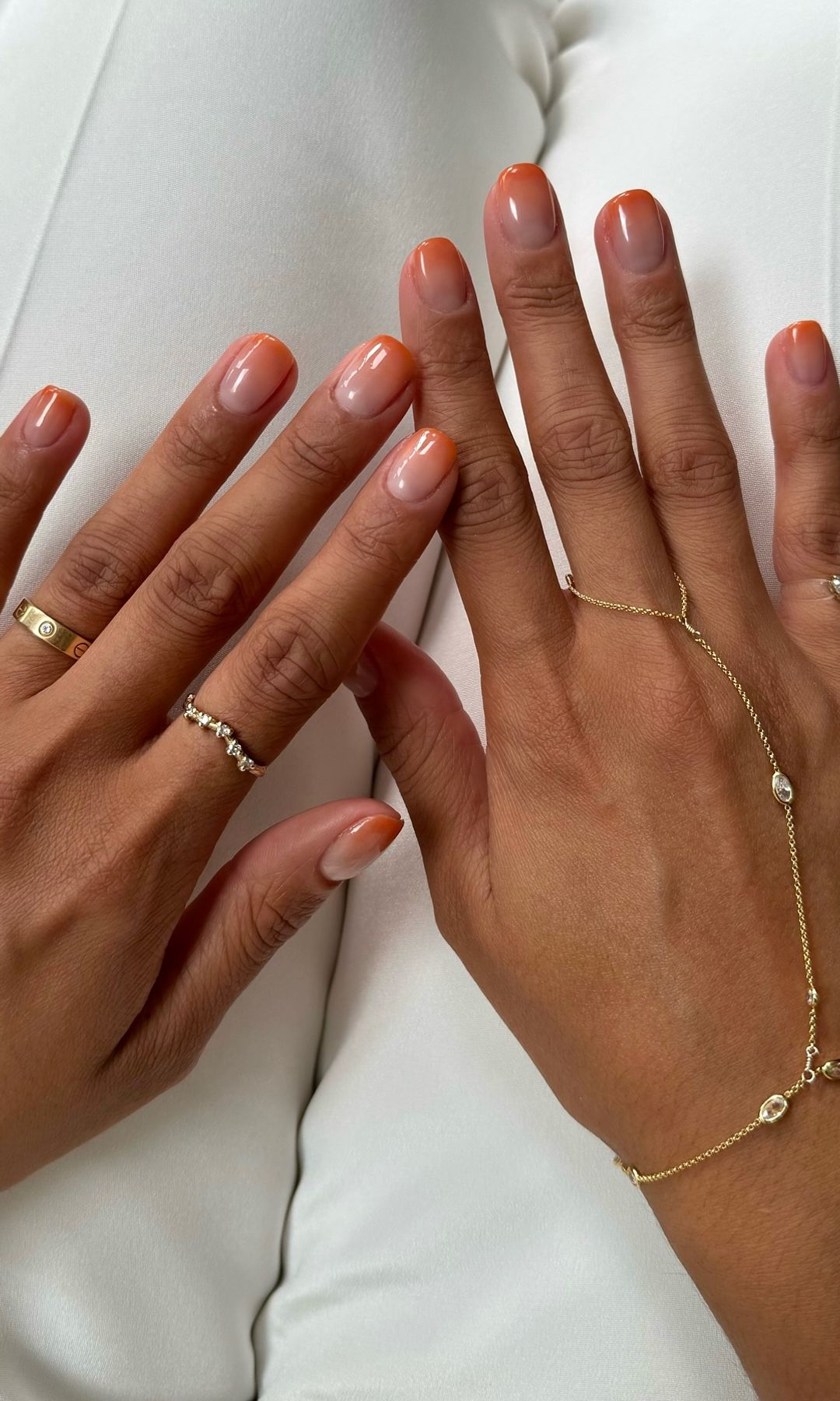 Manicura naranja con efecto degradado