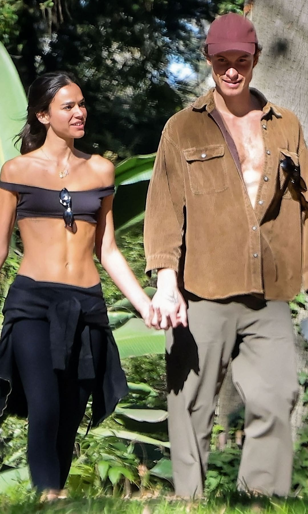 Shawn Mendes y Bruna Marquezine captados de la mano durante un paseo