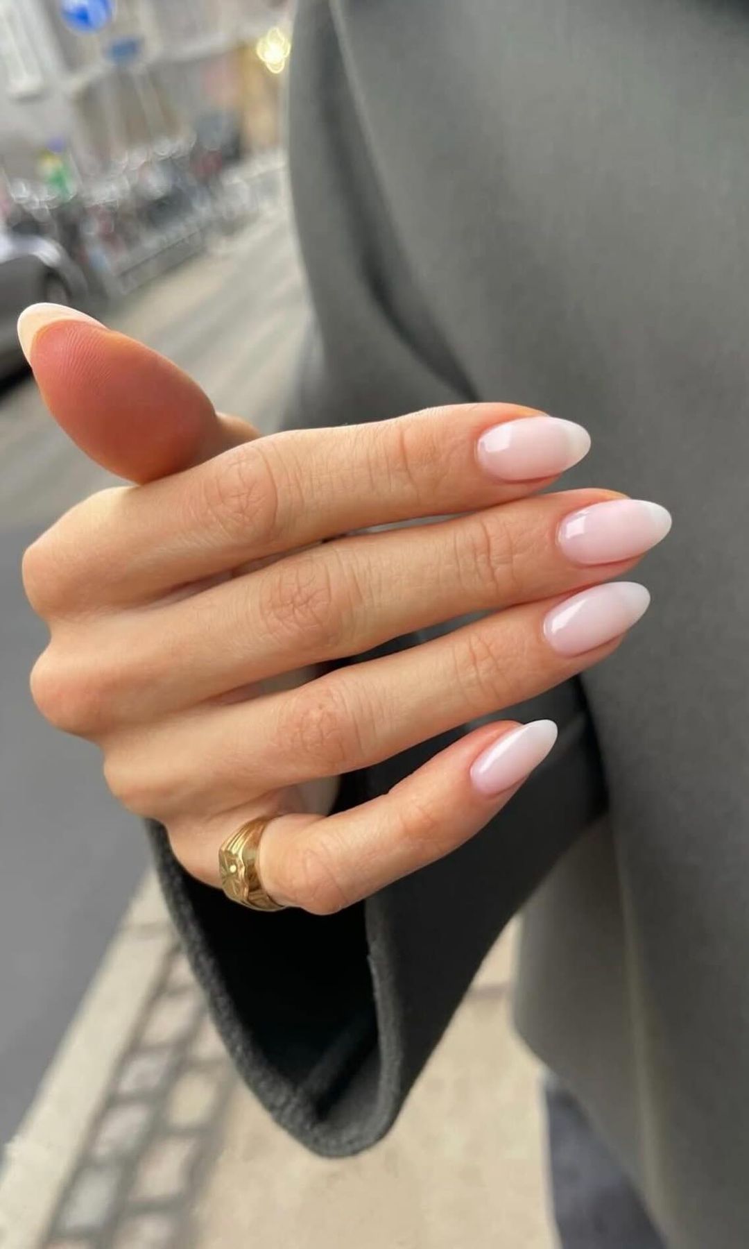 Manicura con acabado lechoso