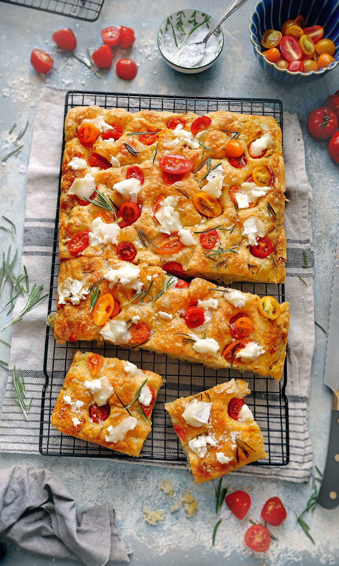 Focaccia con tomates cherri y queso de cabra