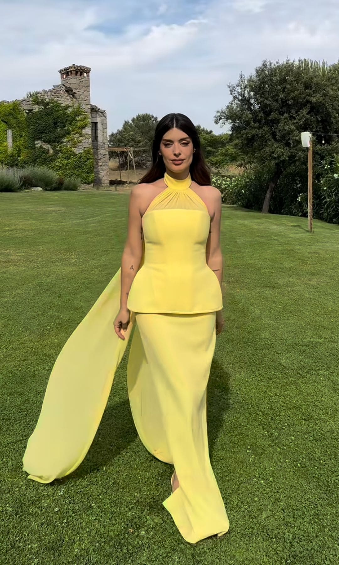 Dulceida en la boda de Susana Bicho con vestido amarillo