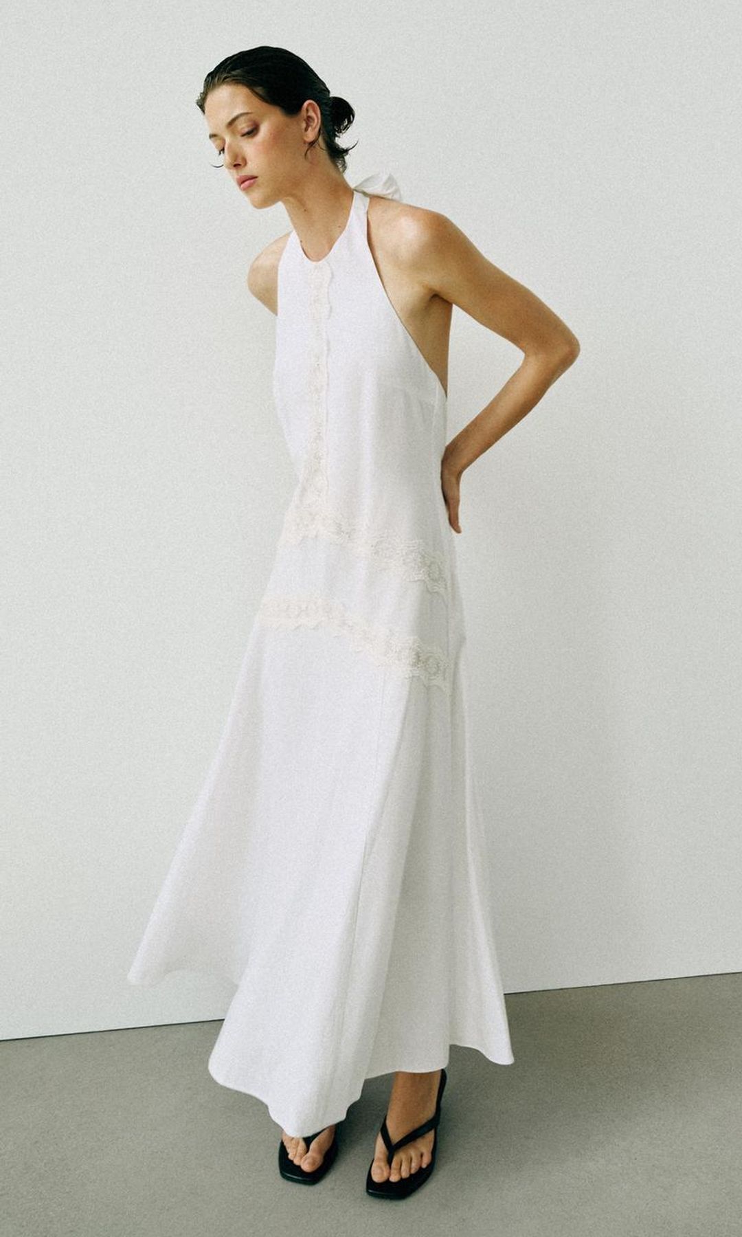 Vestido blanco de lino, de Zara