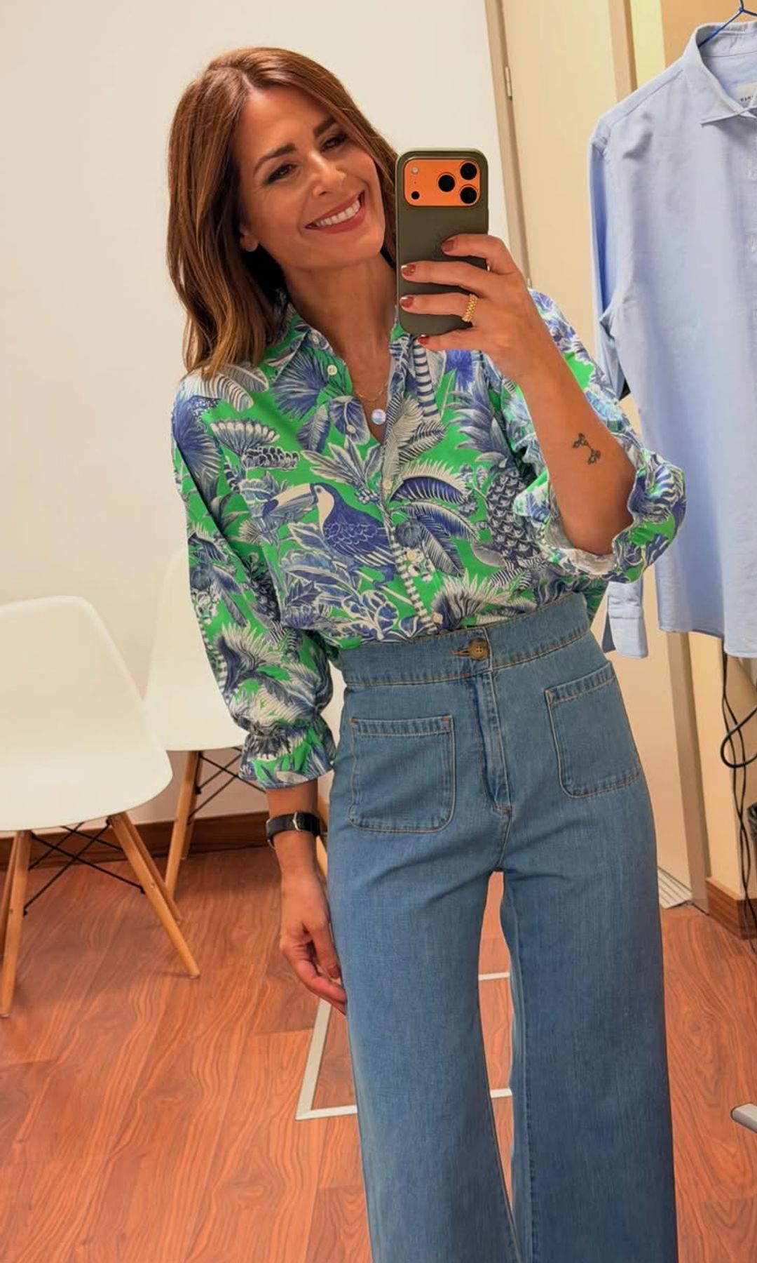 Nuria Roca con camisa de estampado tropical en verde y azul