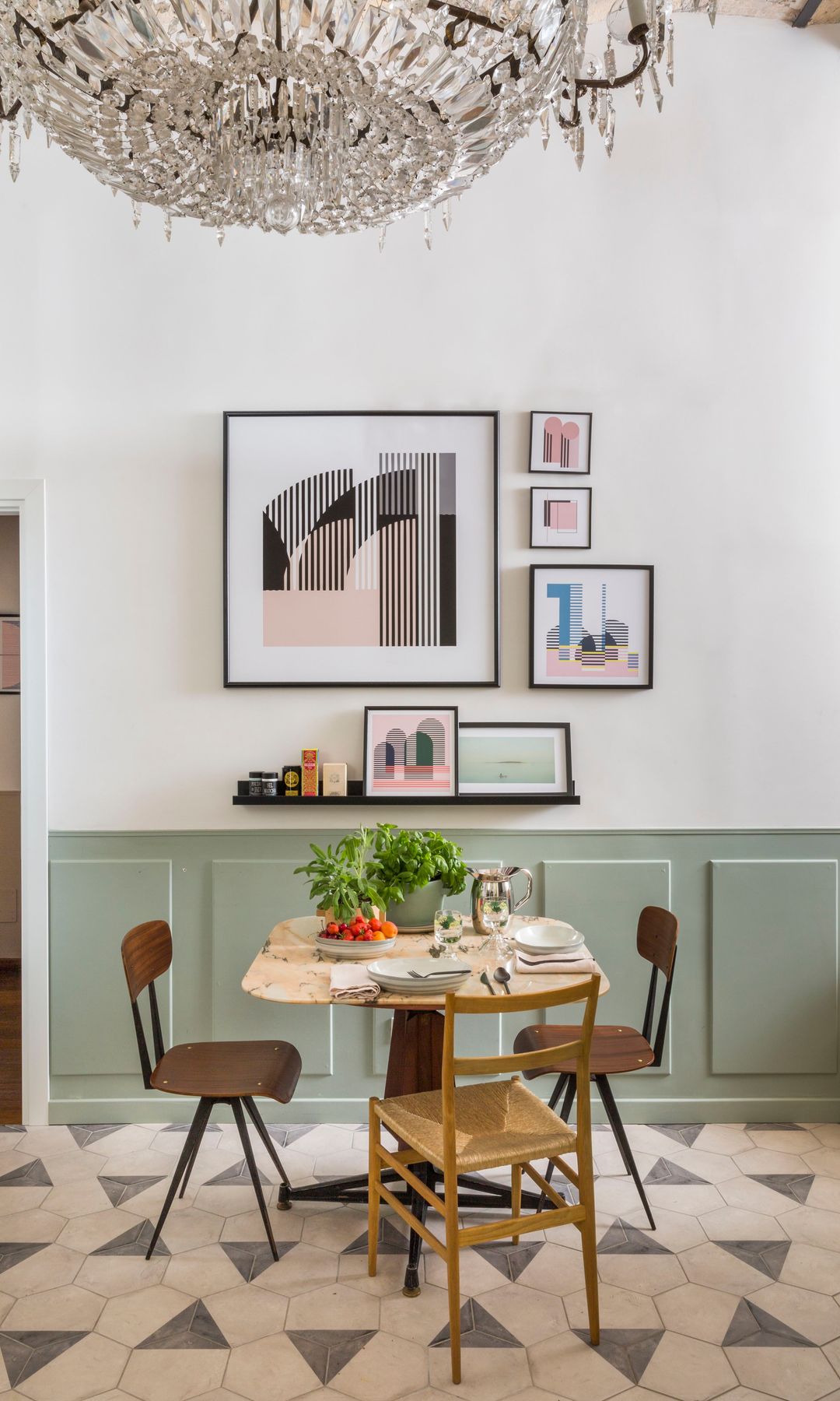 Comedor con láminas en la pared