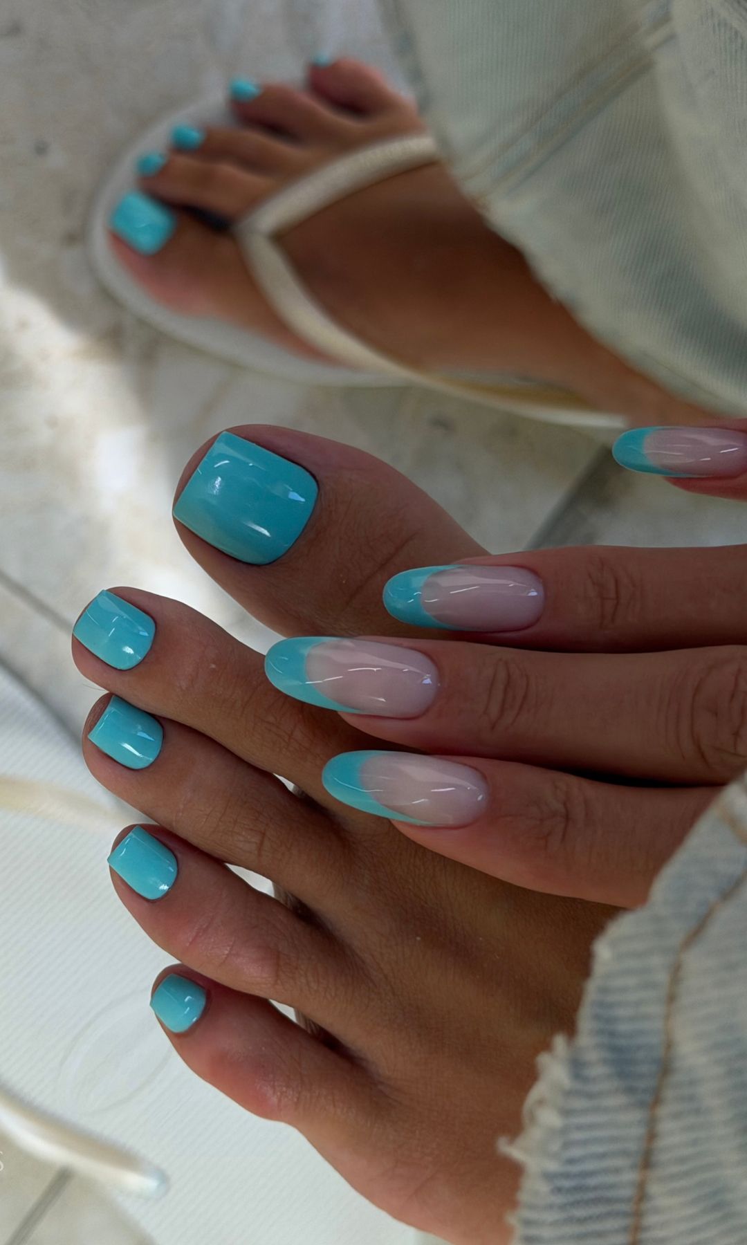 Pedicura azul turquesa
