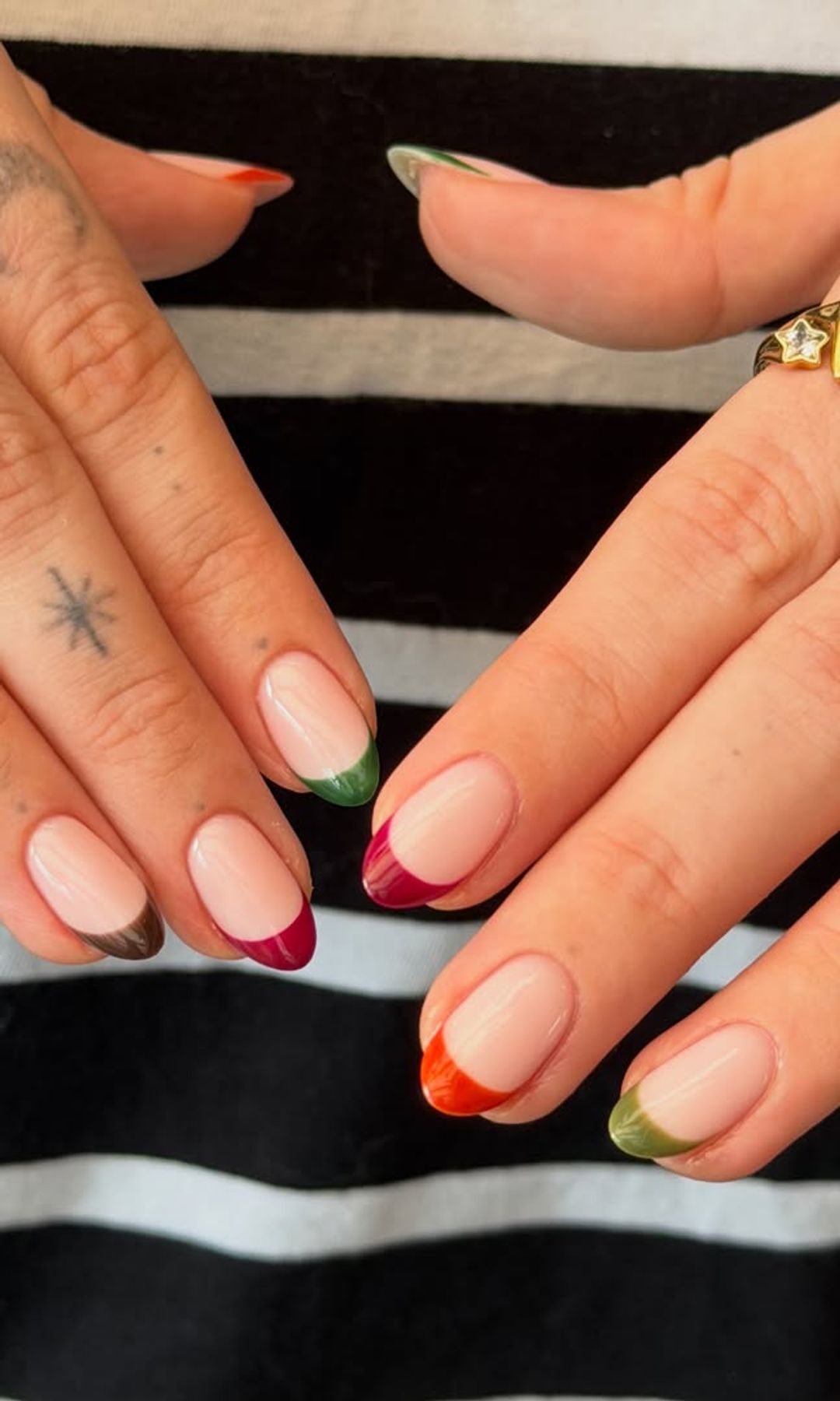 Manicura francesa con cinco colores diferentes en cada punta