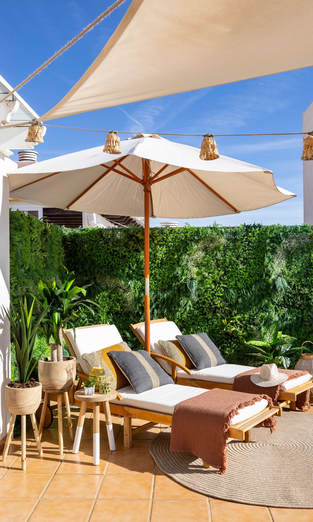 Rincón con jardín vertical en la terraza
