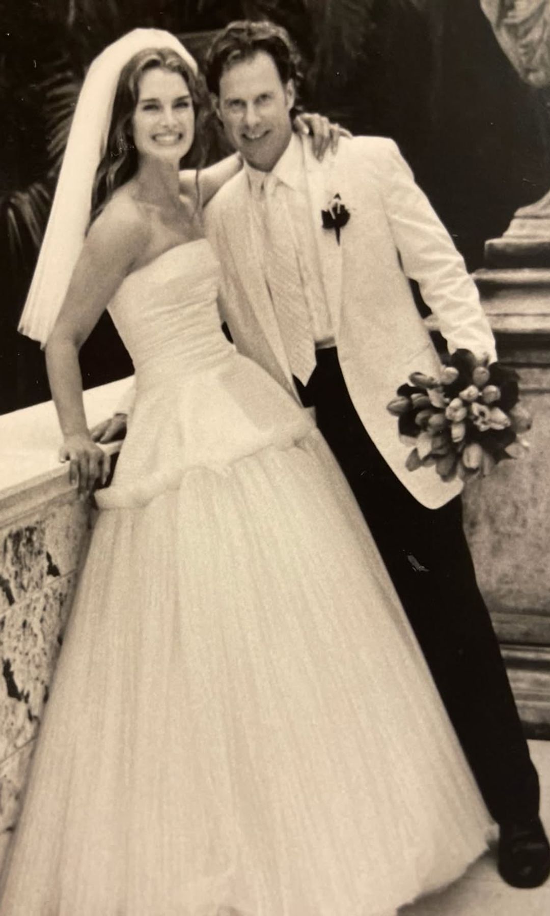Brooke Shields celebra su 25º aniversario de casada con Chris Henchy a través de una emotiva y especial publicación en Instagram.