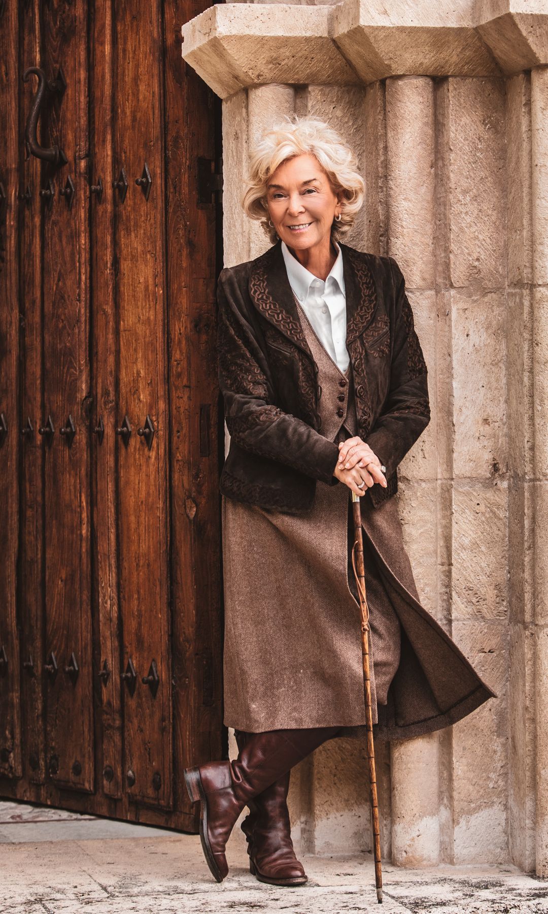 Una de las señoras en la puerta del monasterio