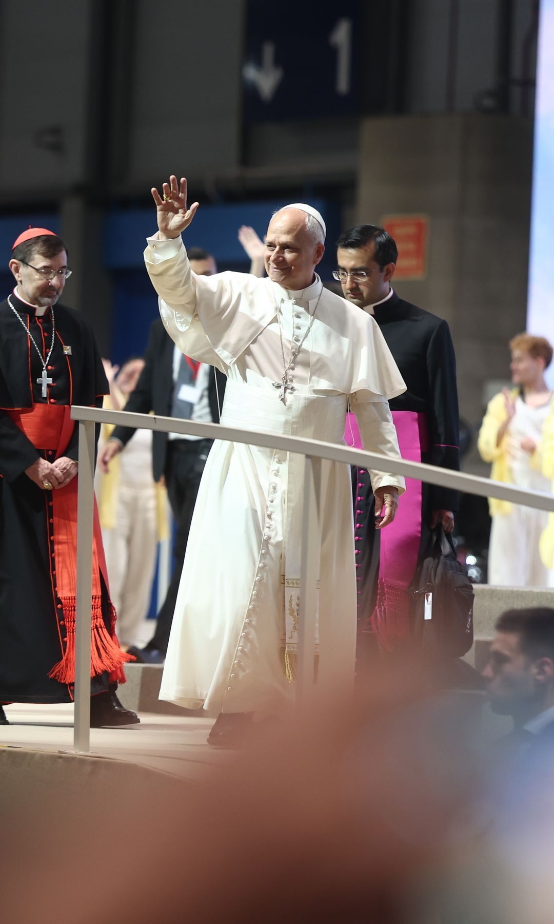 El papa León XIV durante el encuentro que ha mantenido con los voluntarios en IFEMA Madrid para agradecerles su implicación en los distintos actos organizados con motivo de su visita a la capital