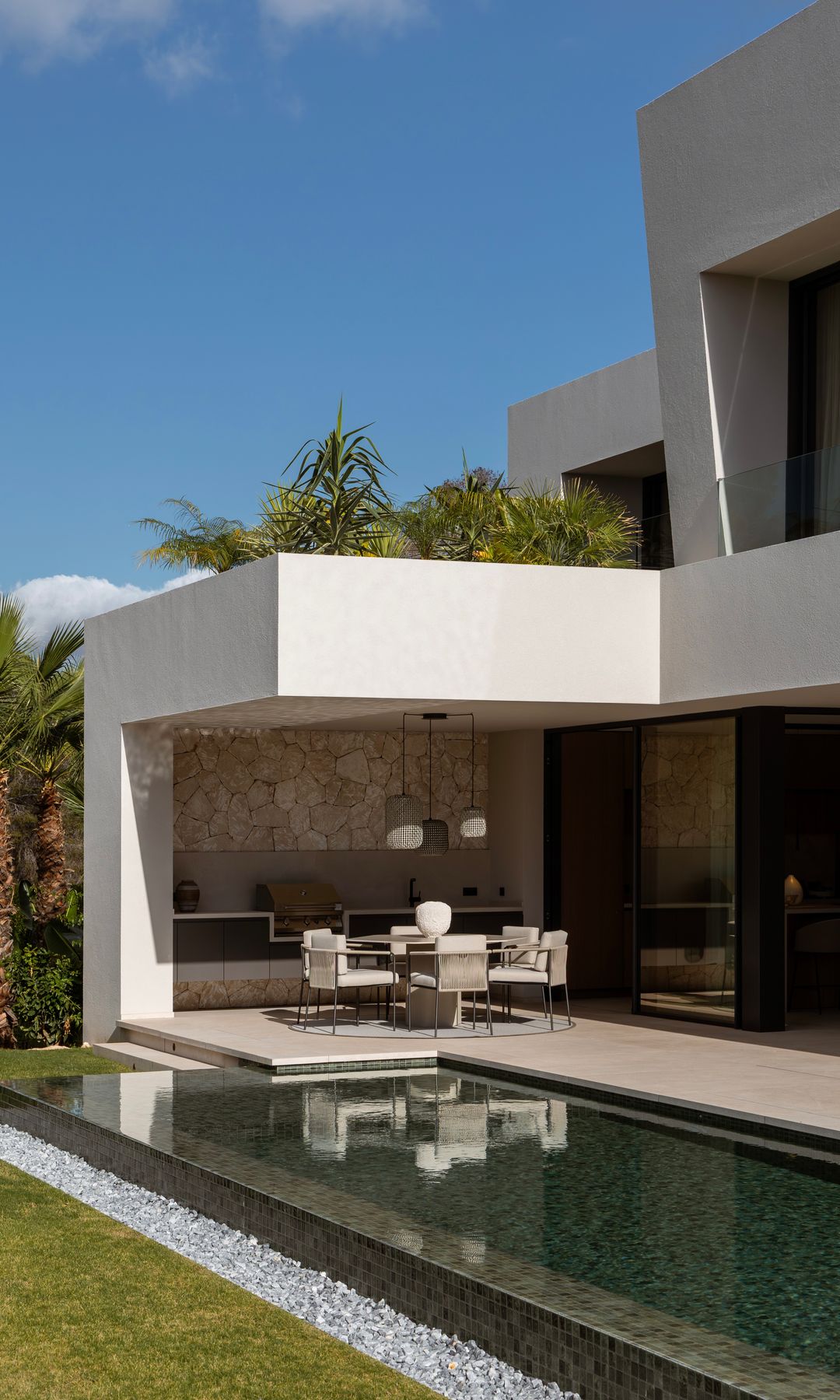 Exterior con cocina, comedor y piscina, de Jaime Salvá Arquitecto