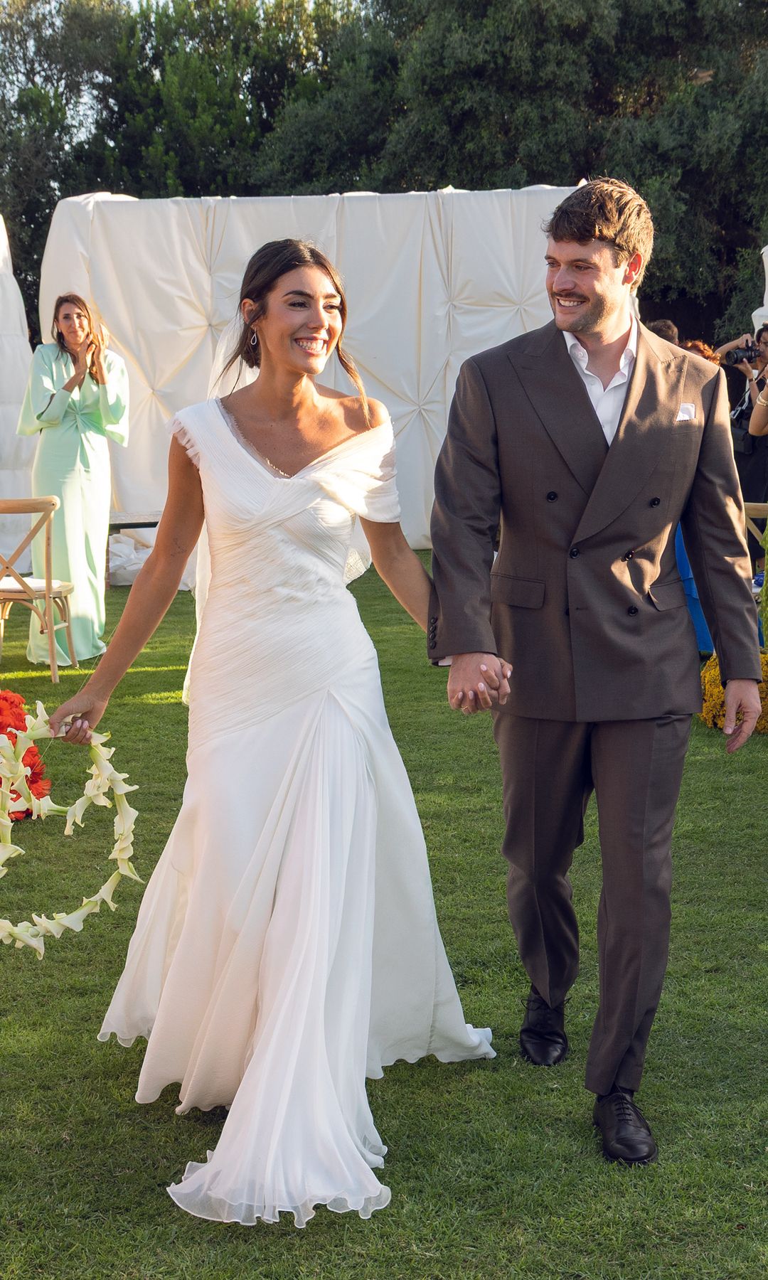 Después del "sí, quiero" y un beso de película, los recién casados recibieron las felicitaciones de sus familiares y amigos y brindaron por este nuevo capítulo de sus vidas. Llevaban meses preparando todo al detalle para que tanto la ceremonia como el cóctel, la cena y la fiesta posterior reflejaran cómo son ellos