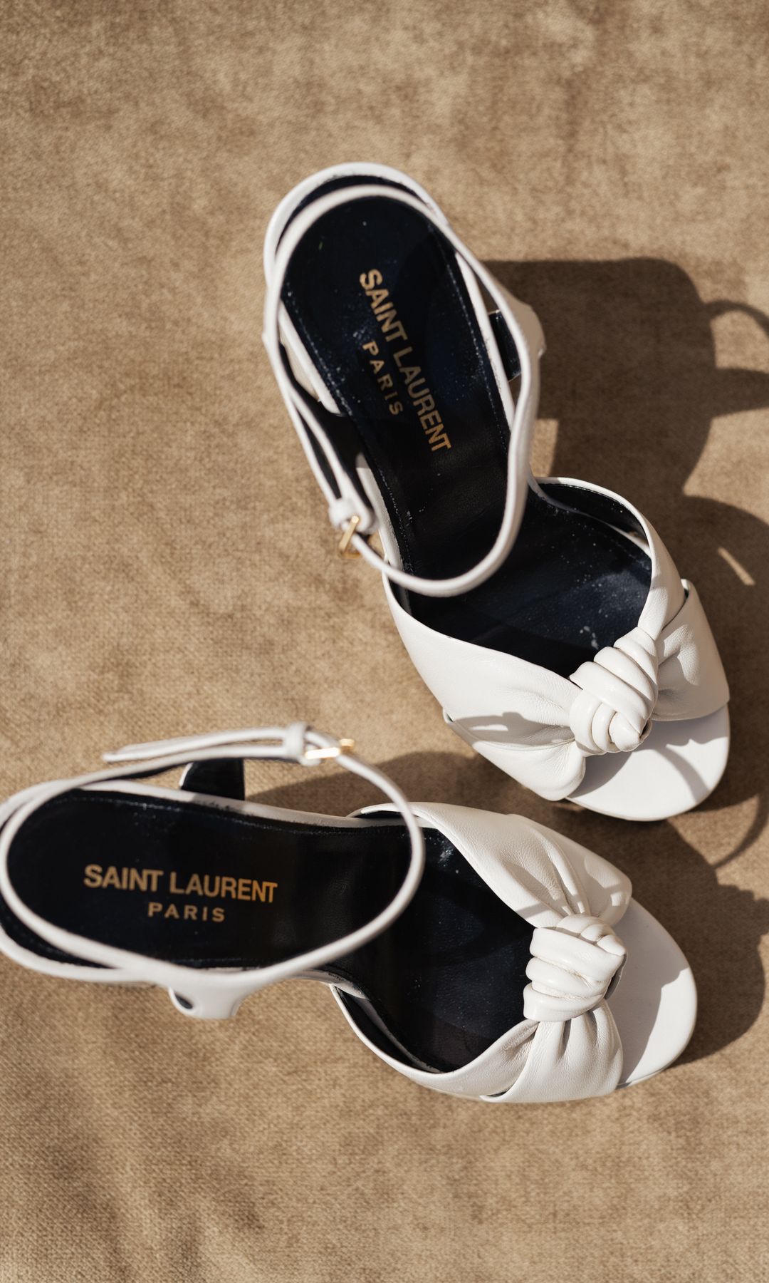 Sandalias blancas de novia de Saint Laurent