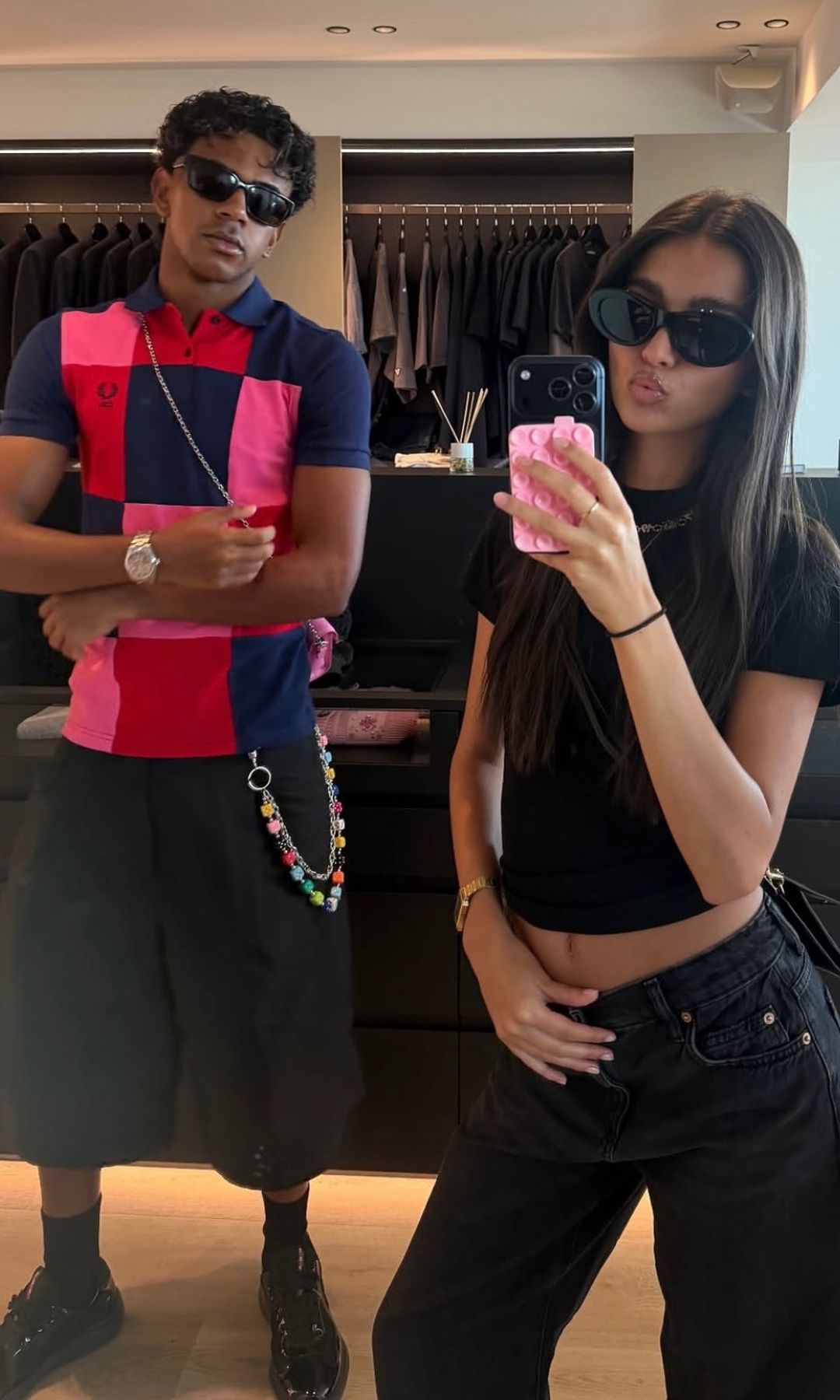 Inés García apuesta por el 'total black' con camiseta 'cropped' y vaqueros de tiro bajo mientras Lamine Yamal recupera el estilo de los futbolistas de los 2000