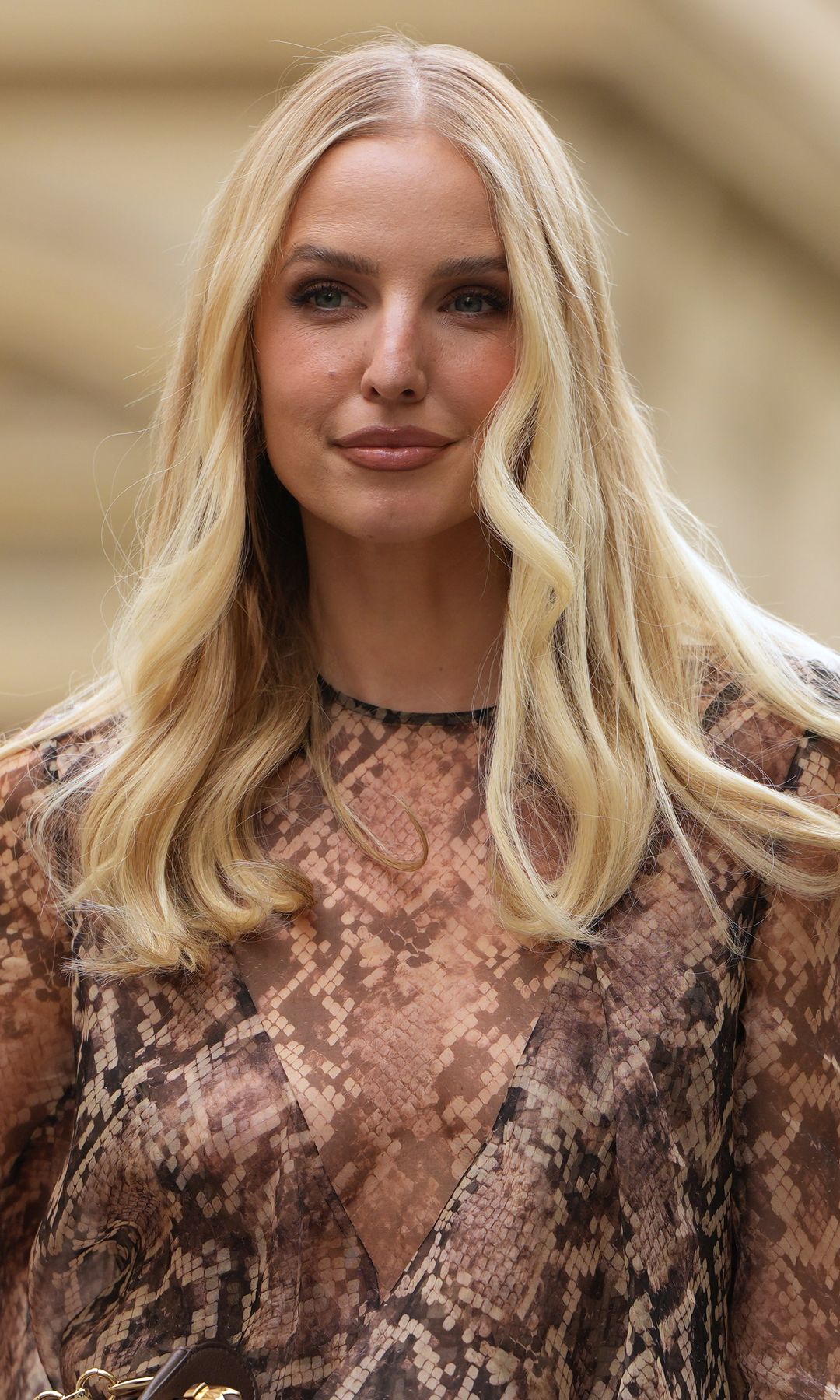  Mujer con cabello rubio