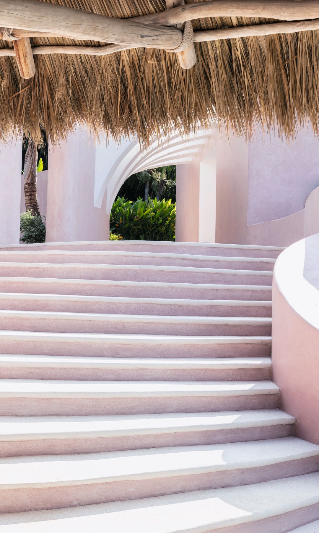 Las escaleras blancas de fuera de la villa